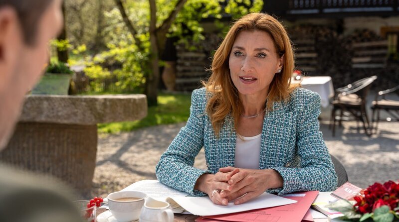 Alexandra (Daniela Kiefer, hinten) bekommt durch Christoph (Dieter Bach, vorne) eine Strategie für den Prozess. – Bild: ARD/​WDR/​Thomas Neumeier