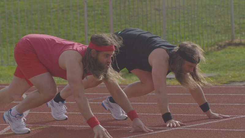 The Twins take to the track for a sprint race. Chris uses a dynamic warm up and Justin drinks coffee before the race. The Twins are in their starting positions. – Bild: The National Geographic Channel