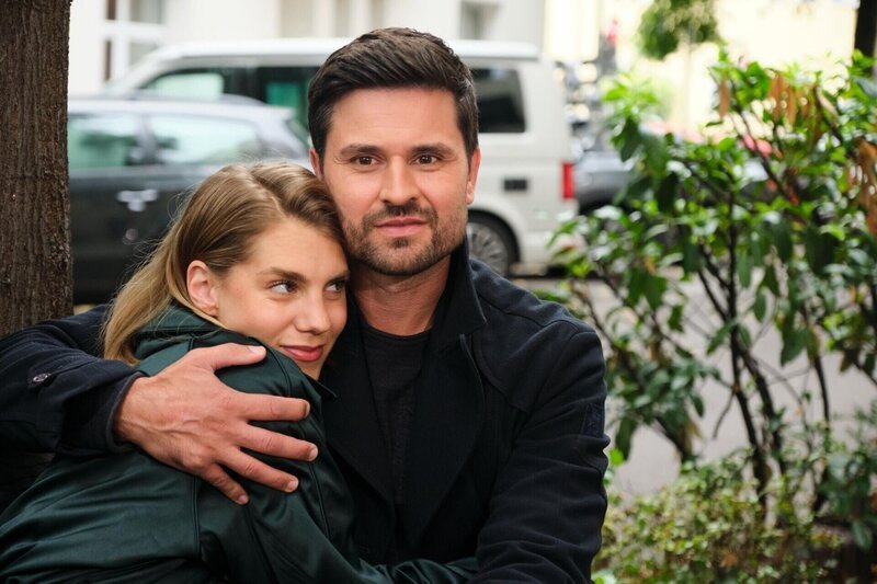 Stella (Bettine Langehein) wird durch Pacos (Milos Vukovic) Ehrlichkeit klar, dass ihre Beziehung auf Lügen beruht. – Bild: RTL /​ Stefan Behrens