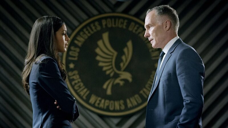 Jessica Cortez (Stephanie Sigman) und Robert Hicks (Patrick St. Esprit) – Bild: RTL /​ Sony Pictures Television Inc. and CBS Studios Inc.