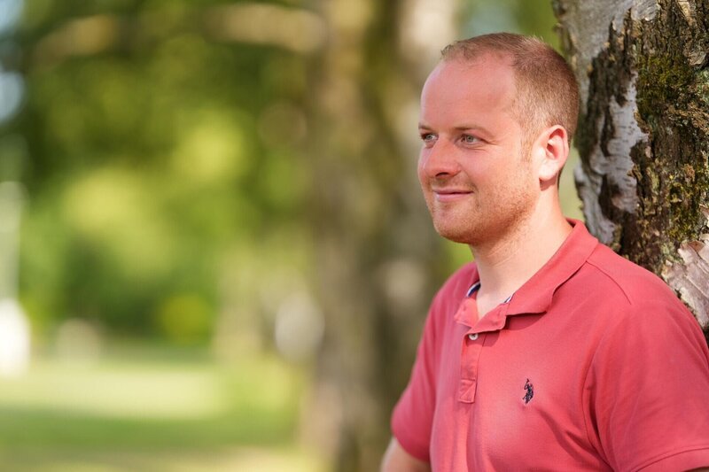 Mutterkuh- und Geflügelhalter Andreas (31) aus Nordrhein-Westfalen +++ – Bild: RTL /​ Stefan Gregorowius