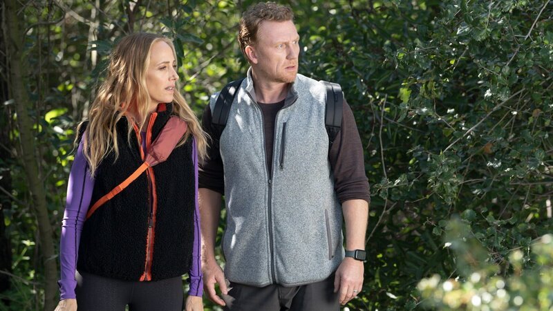 Suchen beim Wandern den richtigen Weg: Kim Raver als Dr. Teddy Altman, Kevin McKidd als Dr. Owen Hunt. – Bild: SRF/​ABC Studios