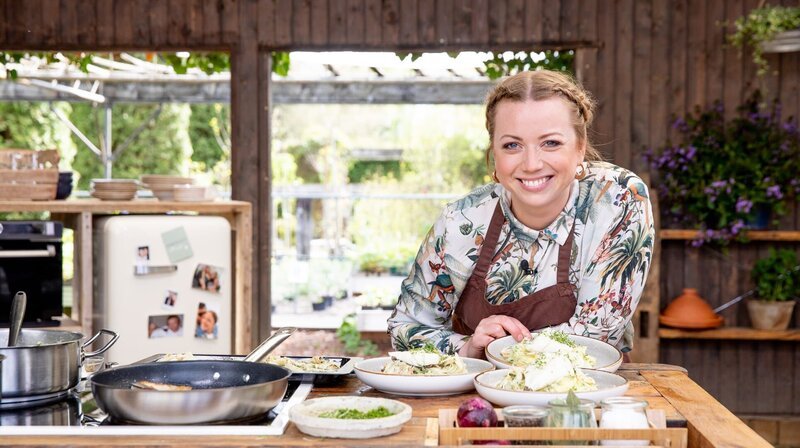 Gebratener Steinbutt mit Fenchel-Rhabarber-Salat und Kartoffel-Kräuter-Stampf – frisch serviert von Köchin Zora Klipp – Bild: NDR/​cineteam hannover/​Claudia Ti