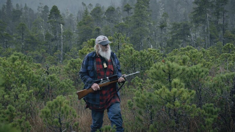 Gary Muhelberger searches for deer in forest near Port Protection. (National Geographic/​Blair Madigan) – Bild: National Geographic /​ Blair Madigan