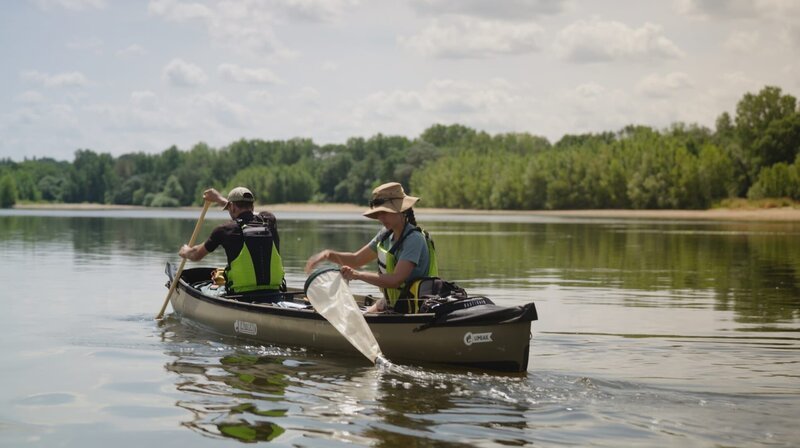 Die Wissenschaftler Barbara Réthoré und Julien Chapuis untersuchen die Loire mit speziellen Filtern nach Mikroplastik. – Bild: NDR/​Sebastian Wagner