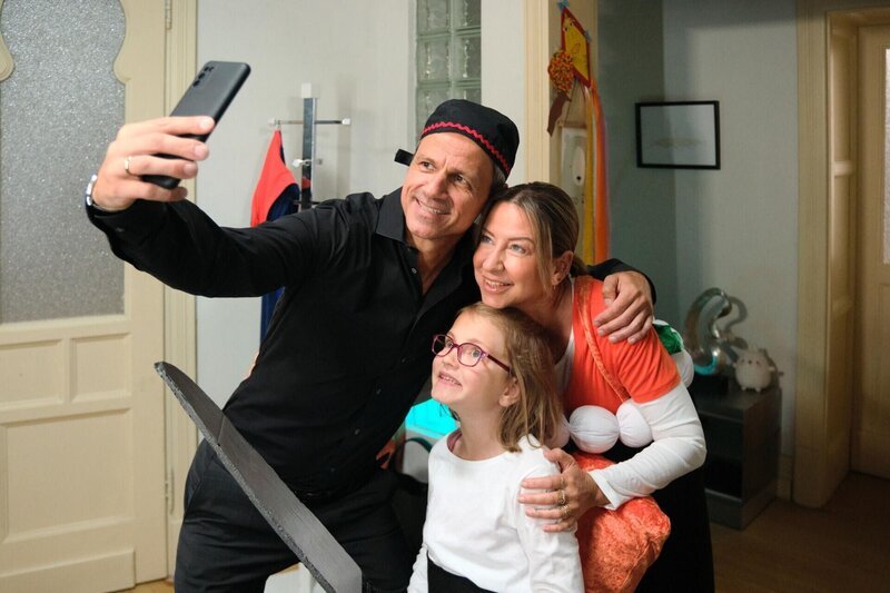 Benedikt (Jens Hajek) versetzt Patrizia, um mit Ute (Isabell Hertel) und Maja jeck zu sein. – Bild: RTL /​ Stefan Behrens