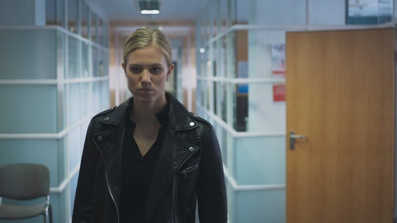 Leonie (Larissa Marolt) ist traurig, dass sie keine Möglichkeit mehr hat, zur MoKo zurückzukehren. – Bild: Erik Krambeck