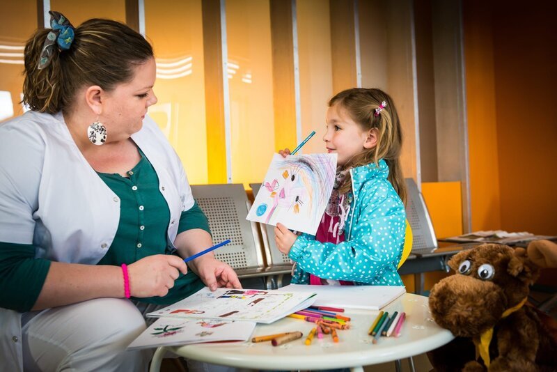 Während Lucies (Leni Leinfelder, r.) Mutter behandelt wird, kümmert sich Frauke (Manuela Wisbeck, l.) um die Kleine. – Bild: ZDF/​Boris Laewen