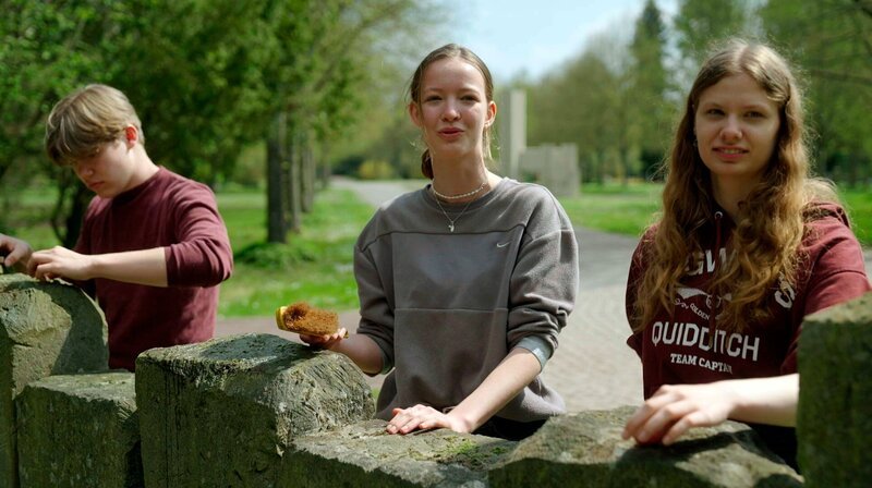 Schülerinnen und Schüler pflegen auf dem Westfriedhof Magdeburg ein Soldatengrab. – Bild: MDR/​werkblende