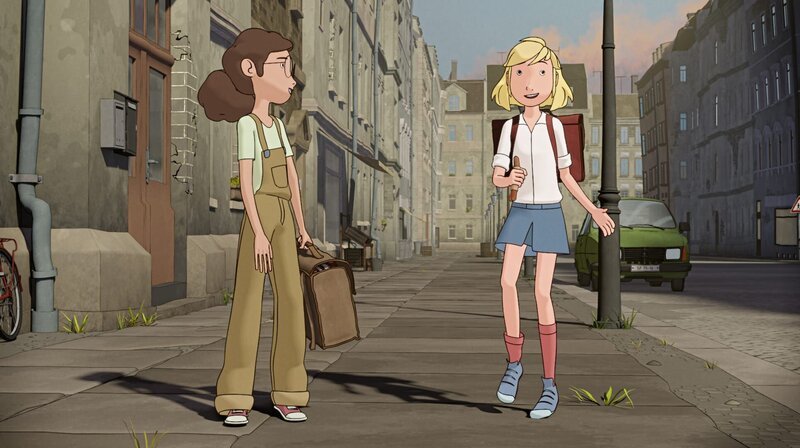Sophie und Fritzi spazieren nach der Schule nach Hause. – Bild: MDR/​WDR/​SWR/​Balance Film/​Lutterbeck