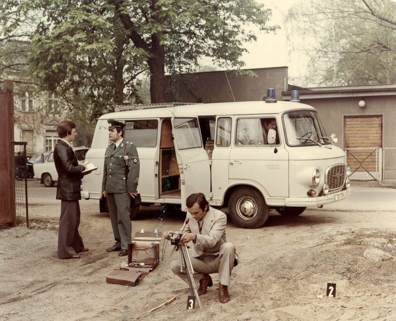 Die Spezialkommission der Staatssicherheit bei der Arbeit an einem Tatort. – Bild: ZDF, unbekannt. Foto von BStU (Bundesbeauftragter für die Unterlagen der Stasi)