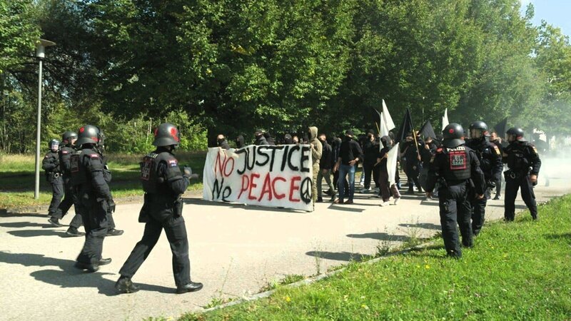 Fortbildung beim USK: Eine Demonstration wird realitätsnah nachgestellt. ACHTUNG! Bildunterschrift darf nicht verändert werden! – Bild: Julia Lösch Fortbildung beim USK: Eine Demonstration wird realitätsnah nachgestellt. ACHTUNG! Bildunterschrift darf nicht verändert werden! – Bild: Julia Lösch