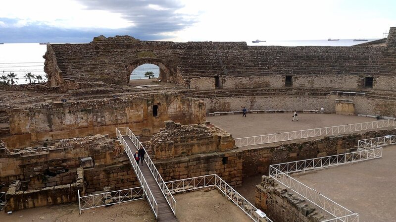 Im Amphitheater fanden die Gladiatorenkämpfe vor 12 000 Zuschauern statt. – Bild: phoenix/​ZDF/​Benoît Faure