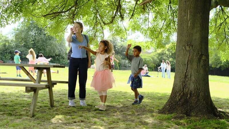 Im Stadtpark trifft Emma (Jessica Barden, l.) zufällig auf die Kinder Poppy (Isabella Tyson, M.) und Jack (Lucas Tyson, r.), doch sie ist überrascht, keine Aufsichtsperson in ihrer Nähe zu entdecken. – Bild: ITV Studios