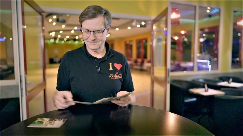 Tanzlehrer Matthias Freydank brachte den Potsdamern 1989 den Mambo bei; rbb Fernsehen DIE ZEIT MEINES LEBENS – DIRTY DANCING IN OST UND WEST, am Mittwoch (13.11.24) um 20:15 Uhr. Tanzlehrer Matthias Freydank brachte den Potsdamern 1989 den Mambo bei © rbb/MDR/Axel Thiede, honorarfrei – Verwendung gemäß der AGB im engen inhaltlichen, redaktionellen Zusammenhang mit genannter rbb-Sendung bei Nennung „Bild: rbb/MDR/Axel Thiede“ (S2+). rbb Presse & Information, Masurenallee 8–14, 14057 Berlin, Tel: 030/97 99 3–12118 oder -12116, pressefoto@rbb-online.de – Bild: rbb/MDR/Axel Thiede Tanzlehrer Matthias Freydank brachte den Potsdamern 1989 den Mambo bei; rbb Fernsehen DIE ZEIT MEINES LEBENS – DIRTY DANCING IN OST UND WEST, am Mittwoch (13.11.24) um 20:15 Uhr. Tanzlehrer Matthias Freydank brachte den Potsdamern 1989 den Mambo bei © rbb/MDR/Axel Thiede, honorarfrei – Verwendung gemäß der AGB im engen inhaltlichen, redaktionellen Zusammenhang mit genannter rbb-Sendung bei Nennung „Bild: rbb/MDR/Axel Thiede“ (S2+). rbb Presse & Information, Masurenallee 8–14, 14057 Berlin, Tel: 030/97 99 3–12118 oder -12116, pressefoto@rbb-online.de – Bild: rbb/MDR/Axel Thiede