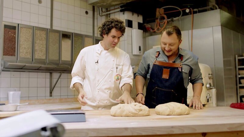Woran erkennt man ein echtes Vollkornbrötchen? Viele Backwaren sehen täuschend ähnlich aus. Sebastian Lege demonstriert, wie leicht die Industrie Produkte aus einfachem Weizenmehl herstellen kann, die von den Kunden als Vollkorn wahrgenommen werden. – Bild: Honorarfrei – nur für diese Sendung inkl. SocialMedia bei Nennung ZDF und Björn Schneider.