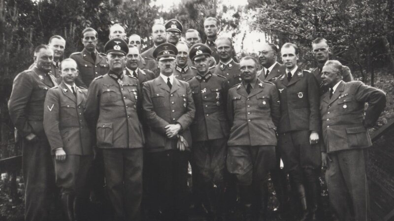 Adolf Hitler im Kreise hoher Offiziere und Generäle während des Westfeldzuges 1940. – Bild: Spiegel-TV