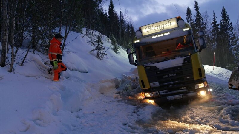 Christoffer versucht zweimal, den Rotator an dem Lkw vorbeizubringen, landet aber beide Male im Graben und muss selbst abgeschleppt werden. – Bild: National Geographic