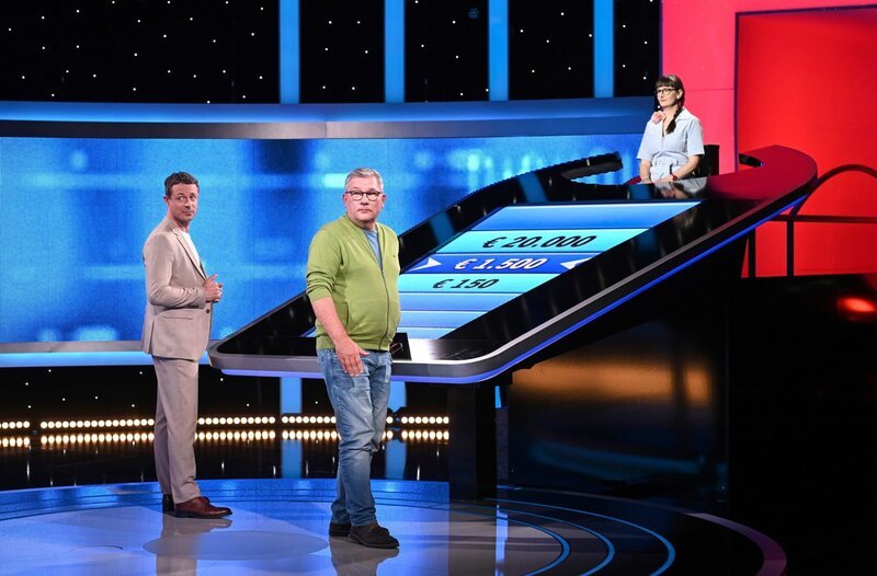 Moderator Alexander Bommes (l) mit dem Kandidaten: Uwe Reuter (M.) und der Jägerin Annegret Schenkel (r.). – Bild: Uwe Ernst