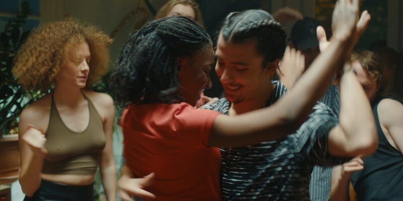 Flora (Suzy Bemba) lernt Pablo Munoz (Roque Rodriguez) einen begabten Tänzer aus Kuba kennen. Doch ist er Freund oder ein weiterer Rivale auf dem Weg nach ganz oben? – Bild: Victoria Production (Newen France)