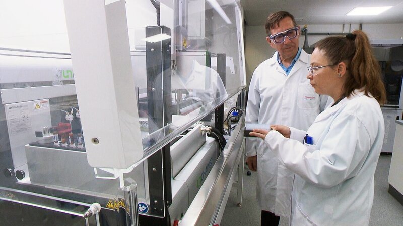 Entwicklung von Arzneimittel-Wirkstoffen im Labor von Thermo Fisher Scientific. – Bild: ORF/ORF-OÖ Entwicklung von Arzneimittel-Wirkstoffen im Labor von Thermo Fisher Scientific. – Bild: ORF/ORF-OÖ