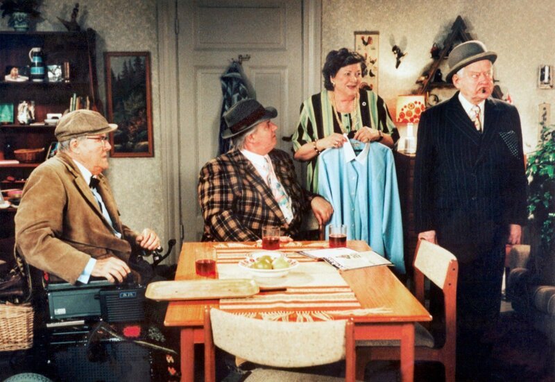 Kjeld (Poul Bundgaard), Benny (Morton Grunwald), Ruth (Grethe Sönk) und Egon (Ove Sprogoe) haben einen neuen Plan. – Bild: MDR/​Konow