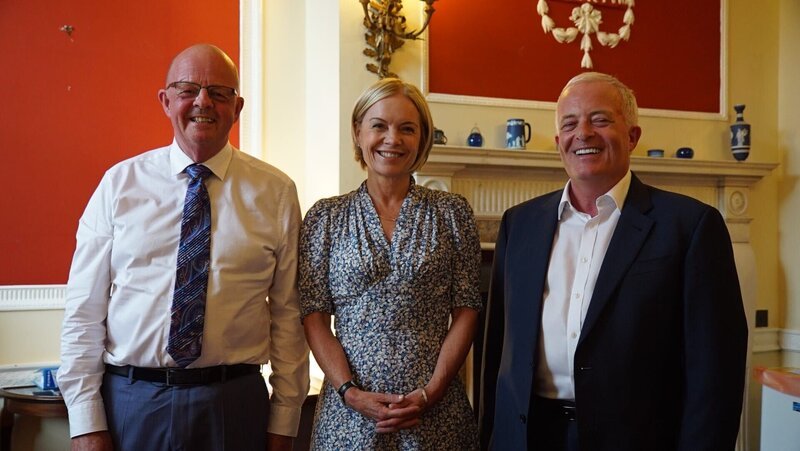 Presenterin Mariella Frostrup mit Dr. Doug Savage und Dan Hegarty vom Centre for Men’s Health in Manchester. – Bild: BBC Studios/​BR/​Tulip Chicoine