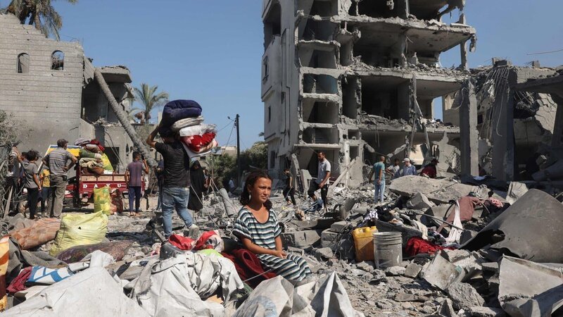 Rund zwei Millionen Einwohner im Gaza-Streifen sind von den Folgen des Kriegs betroffen. Im dritten Teil der Dokumentation berichten die Menschen über das Überleben unter Bombenhagel. – Bild: EYAD BABA/​AFP