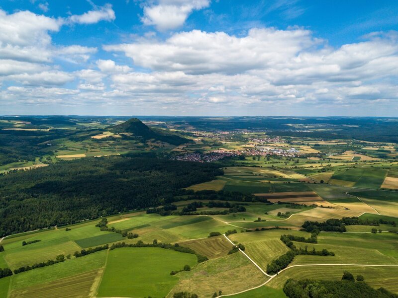 Luftaufnahme über die längst erloschenen Vulkane des Hegaus in der Nähe des Bodensees in Deutschland. – Bild: Frank Gärtner