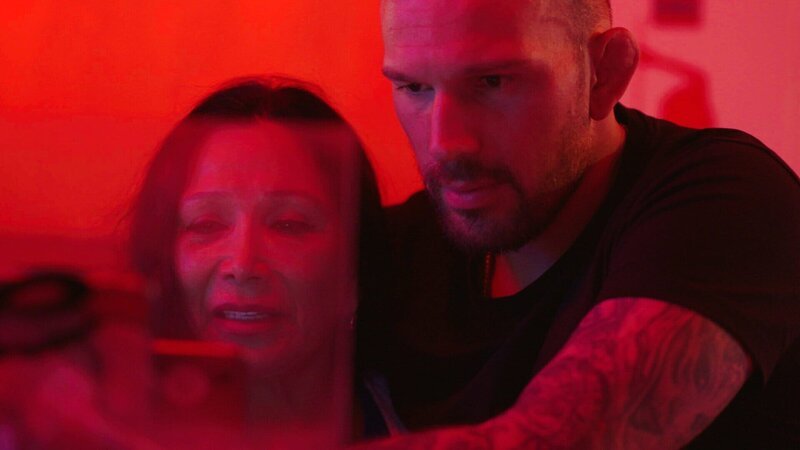 MMA-Profi und Nachtklubbesitzer Max Coga mit seiner Mutter Maria in deren Stripklub in Mainz. – Bild: Maja Dielhenn