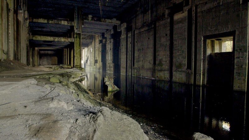 Bunkerruine Valentin bei Bremen. Hier sollte kurz vor Kriegsende noch eine Massenproduktion von U-Booten stattfinden. – Bild: ZDF und Oliver Halmburger./​Oliver Halmburger