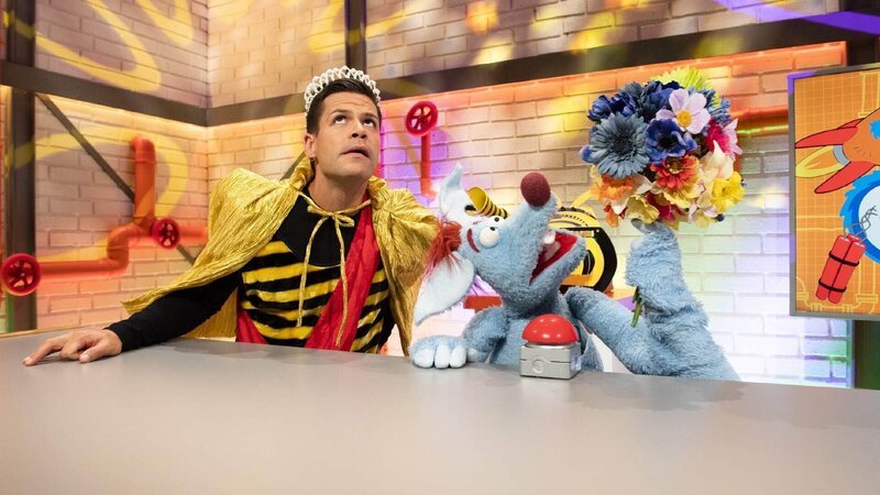 Simón ist zwar heute als Biene verkleidet, doch von Woozles Idee, Bienen als Haustiere zu halten, ist er eher weniger begeistert. – Bild: SUPER RTL