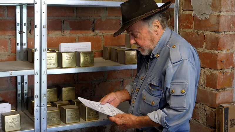 Gunter Demnig (77) war jahrzehntelang als Performance-Künstler aktiv. Die Stolpersteine sind zu seinem größten Projekt geworden und haben ihn international bekannt gemacht. – Bild: ZDF und Ralf Schreier