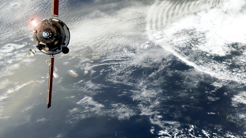 Jedes Jahr schießen wir Hunderte von Satelliten in den Weltraum. Sie umkreisen unsere Erde mit über 28 000 Kilometern pro Stunde. – Bild: Raid Production