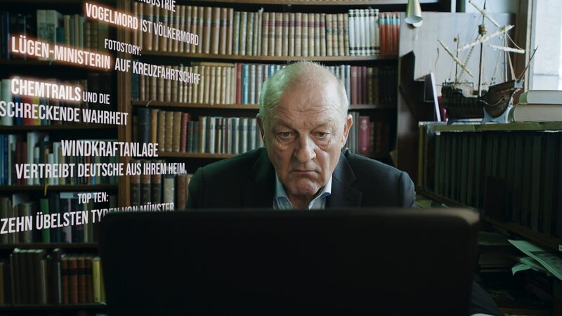 Zwischen Fake-News und Hetzkampagnen im Netz ermittelt Wilsberg (Leonard Lansink) in einem sehr realen Mordfall. – Bild: ZDF und Uwe Schäfer./​Uwe Schäfer