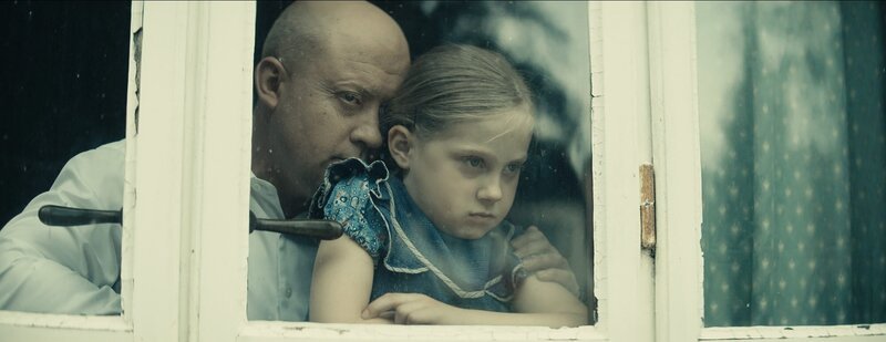 Nikita Chruschtschow (Denys Rodnianskyi) und seine Tochter Yulia Khrushcheva (Eva Oganyeyan). – Bild: ORF/​Looksfilm/​SWR/​ARTE/​ARD/​CT/​Mateusz Wichlacz