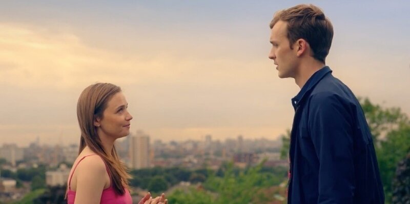 Emma und Ben treffen zufällig im Park aufeinander, wo sie ein klärendes Gespräch führen. – Bild: ITV Studios
