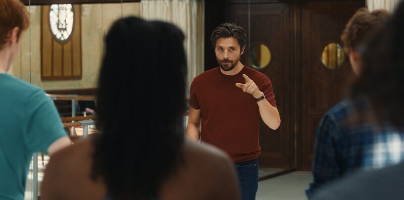 Es bewegt sich etwas in der Opéra. Inzwischen hat sich eine Mehrheit der Tänzer dafür ausgesprochen, ein Zeichen gegen die Missstände der Opéra zu setzen. Sébastien (Raphaël Personnaz) versucht derweil die Wogen zu glätten und hat eine Idee. – Bild: Victoria Production (Newen Fra /​ ZDF)