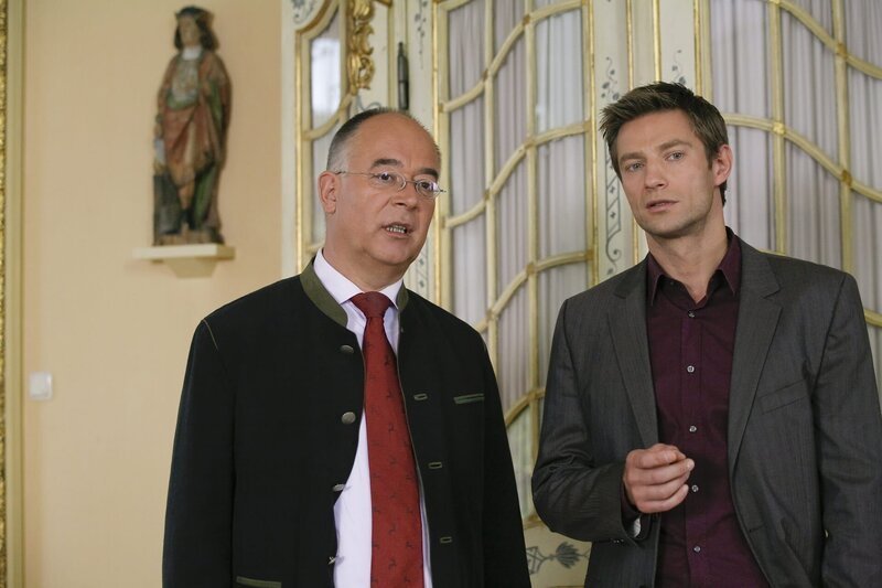 Polizeichef Achtziger macht Kommissar Sven Hansen auf eine interessante Spur aufmerksam. – Bild: ZDF/​Bavaria Fernsehprod./​Christian A. Rieger