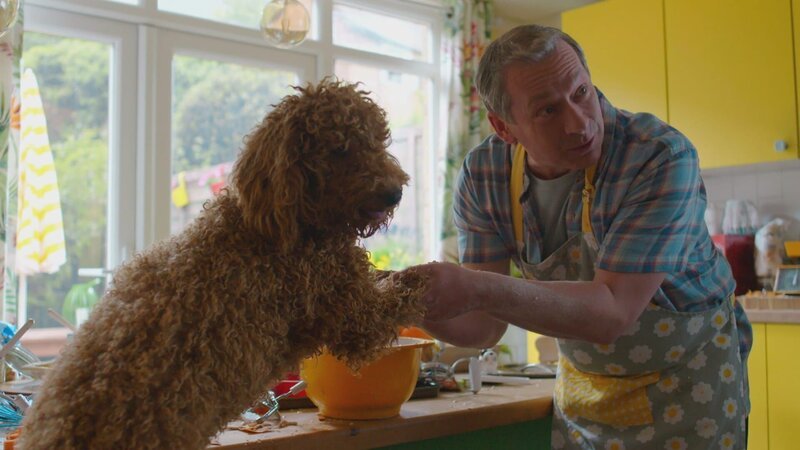 Wuffel hilft Opa Denis (Paul Ryan) beim Backen von Hundekuchen. – Bild: ZDF/​Darrall MacQueen