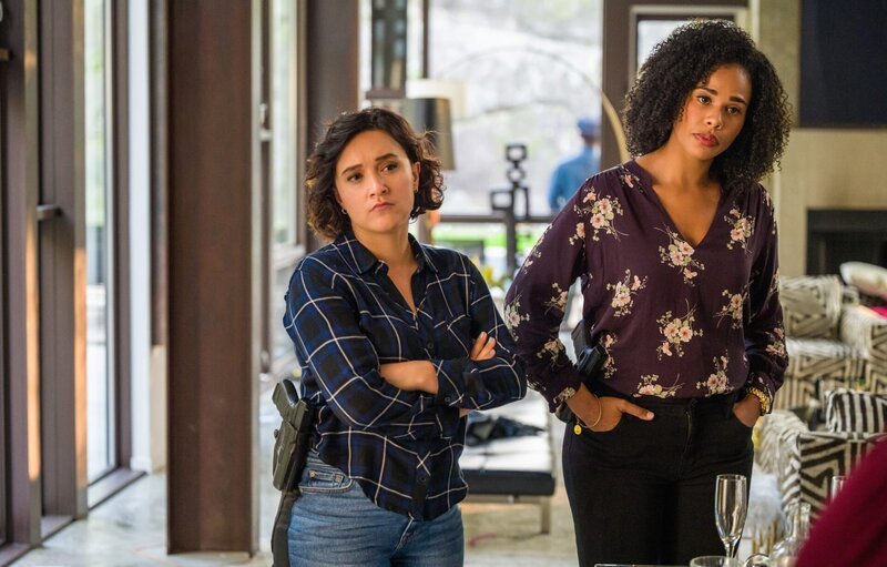 Special Agent Hana Gibson (Keisha Castle-Hughes, l.); Special Agent Sheryll Barnes (Roxy Sternberg, r.) – Bild: CBS Broadcasting Inc.