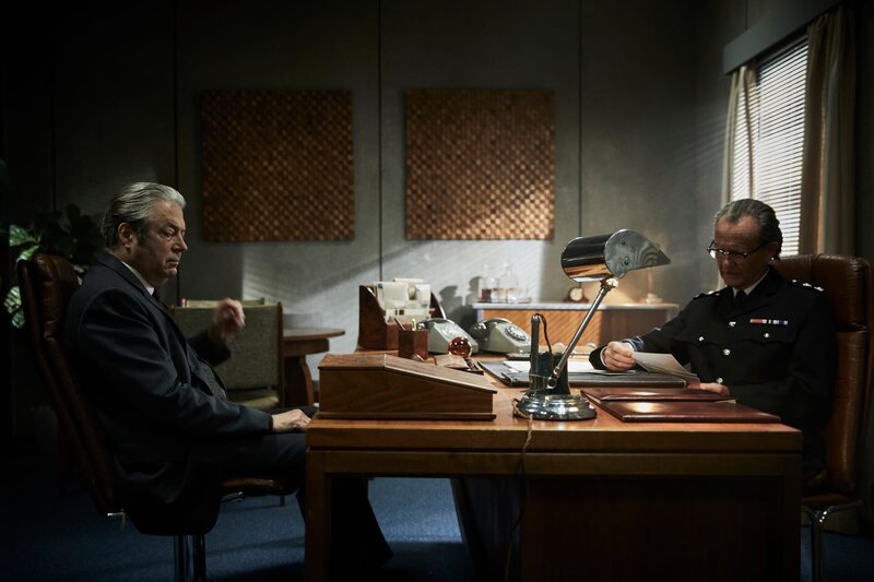 Fred Thursday und Reginald Bright beschäftigt nicht nur der mysteriöse Mordfall. Auch die Abwesenheit von Morse beunruhigt sie. – Bild: Jonathan Ford /​ ZDF