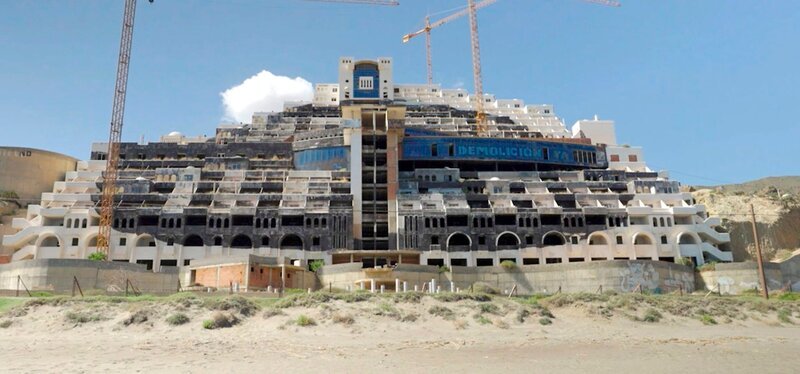 Bauruine des Hotels „El Algarrobíco“ im Nationalpark Cabo de Gata. – Bild: MDR/​Zauberbergfilm Berlin/​Ignacio Marin