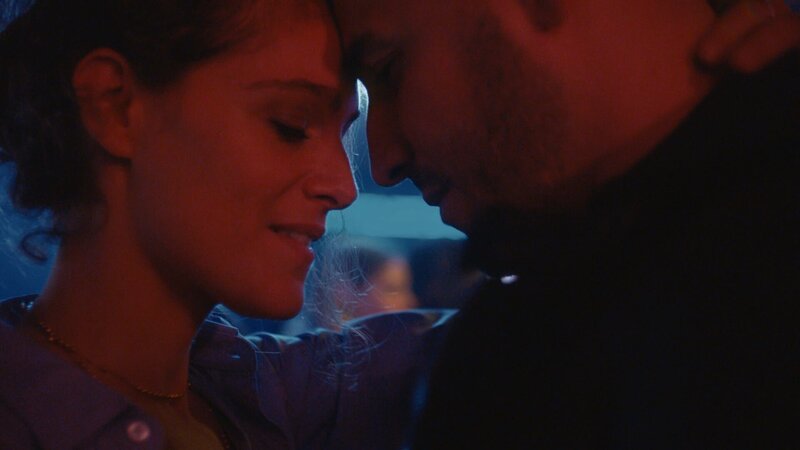 Zoé (Ariane Labed) und Idir (Mehdi Djaadi) kommen sich bei Feiern in Clubs immer näher. Doch es dauert nicht lange, bis Idir erkennt, dass Zoé nur über etwas hinwegtäuschen will. – Bild: OCS and TELFRANCE&CIE
