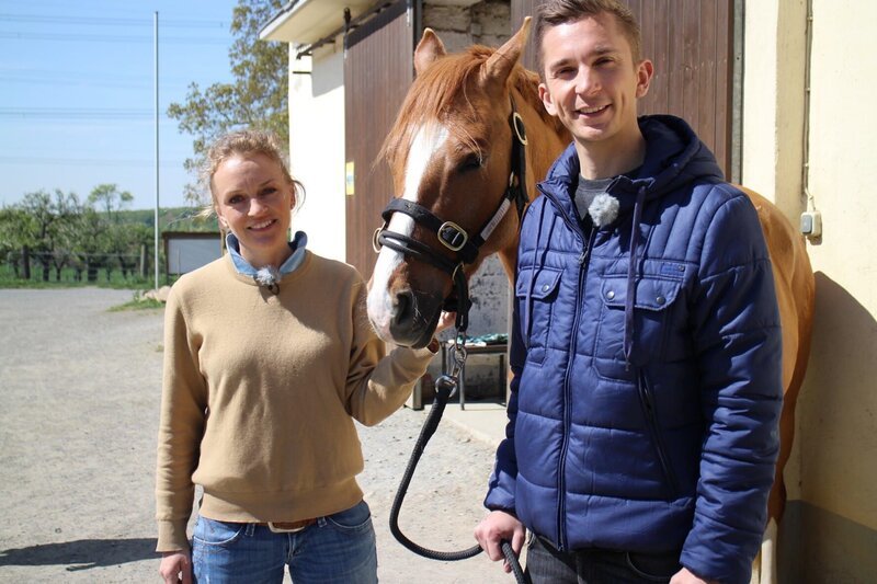 Franziska Görwitz, Schülerin von Monty Roberts, bringt pur+ – Moderator Eric das gewaltfreie Reiten bei. – Bild: ZDF/​Frauke Siebold