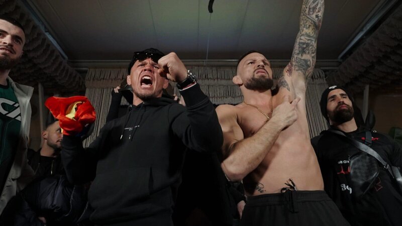 MMA-Profi Max Coga (r.) und Gegner Pantelei Taran (l.) beim sogenannten Face-off – der letzten Kopf-an-Kopf-Konfrontation vor dem eigentlichen Kampf. – Bild: Maja Dielhenn