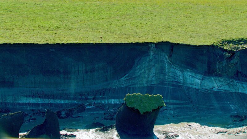 Permafrost-Abrisskante auf Pelly Island, Kanada, mit Forscher Dustin Whalen – Bild: ZDF und colourFIELD /​ Peter Thompson