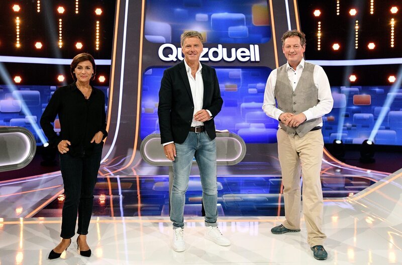 Moderator Jörg Pilawa mit den KandidatInnen des Teams „Modeation“: Dr. Eckart von Hirschhausen, Moderator und Sandra Maischberger, Moderatorin. – Bild: ARD/​Uwe Ernst
