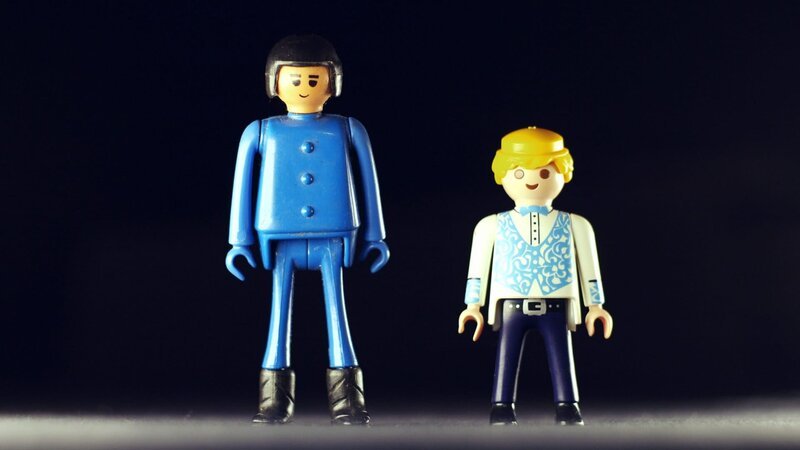 Play-Big gegen Playmobil – am Ende bringt der Kleine den Großen zu Fall. – Bild: ZDF und Robert Cöllen