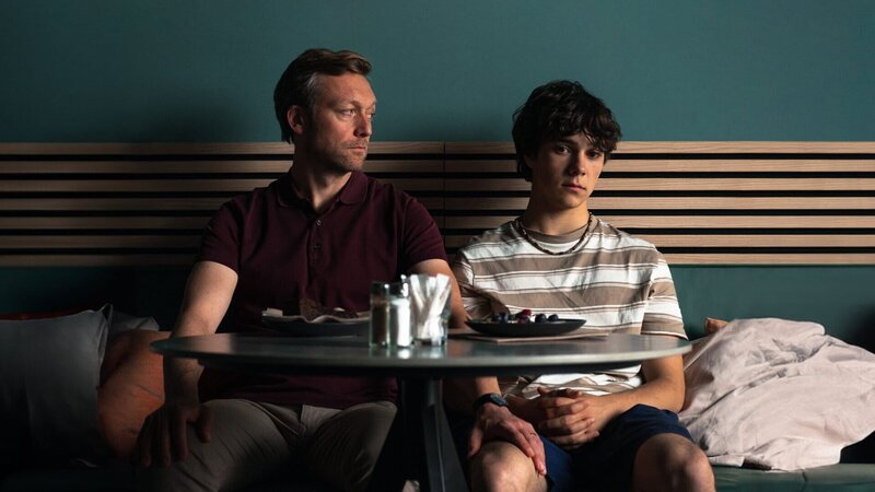 Der 15-jährige Gabo (Carlo Krammling, r.) sucht Unterstützung bei Dave (Robin Sondermann, l.), der ihm in einem Café näherkommt. – Bild: Jolanda Selting